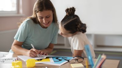 psicologa-ajudando-uma-menina-na-terapia-da-fala